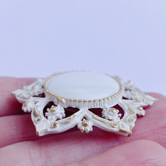 Vintage Mid Century White Milk Glass Enamel Gold Tone Brooch Floral Pin 1960s - Picture 3 of 11